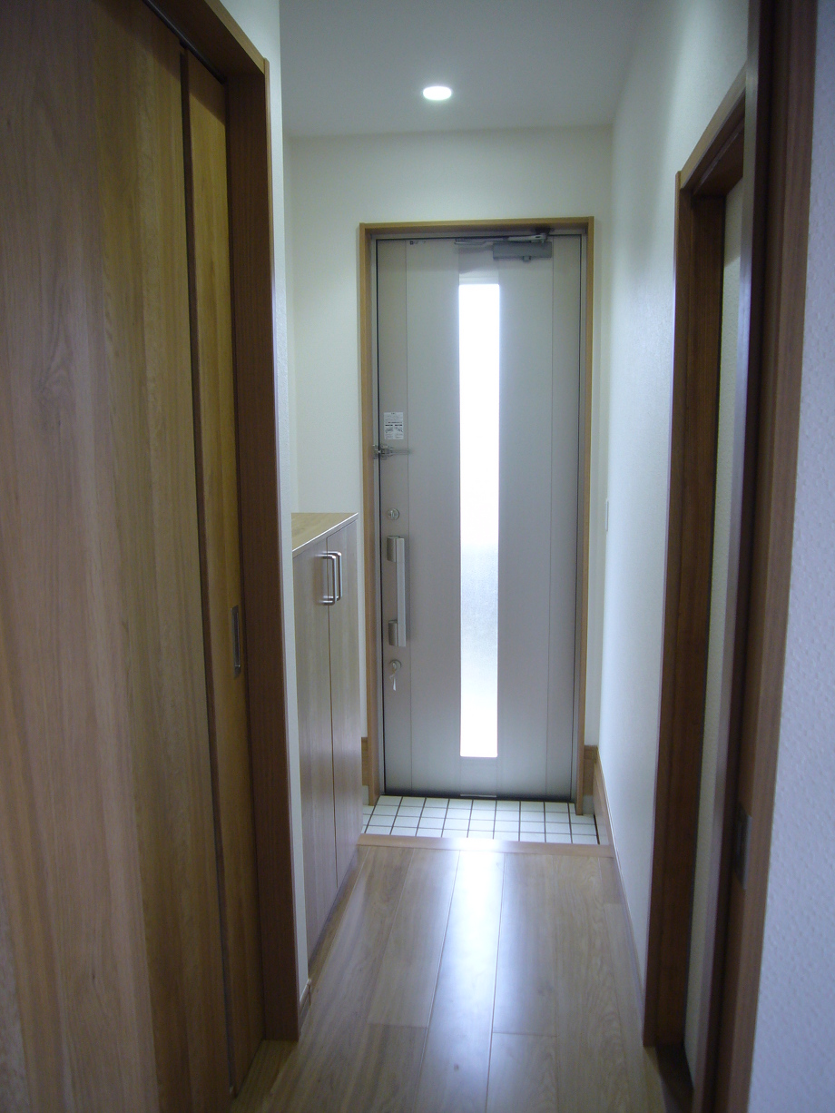 廊下から玄関を撮影。玄関を狭めても十分なスペースがあります。