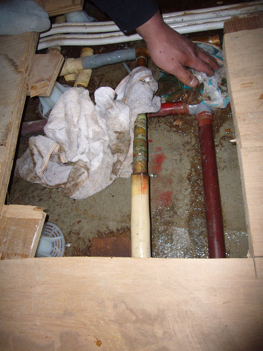 漏水箇所です。洗面所下の給湯銅管から漏水していました。