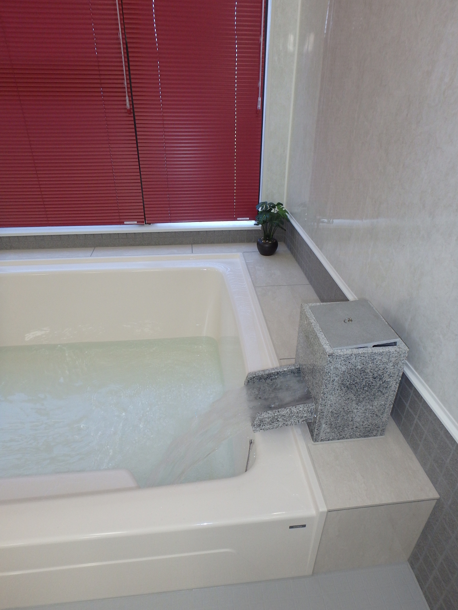 唯一、初めの和風旅館のお風呂の名残が出湯口です
