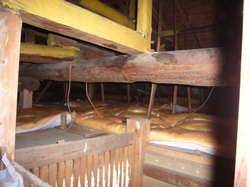 天井も改修するので、母屋全体の天井に断熱材を敷きました。