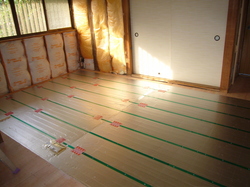 新たに寝室となる箇所の床暖マット敷設状況です。