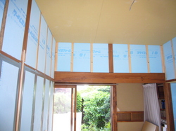 寝室、ピアノ室共、京壁の上に構造用合板を張って強度を高めその上に断熱材を入れています。