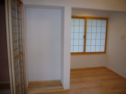 旧寝室の窓側部分の施工状況です。右に見えるのが床暖のリモコンです。