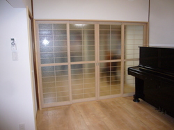 ピアノ室と寝室の間は和風の建具としました。