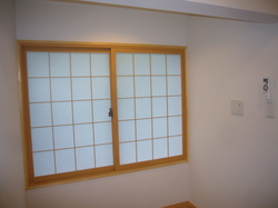こちらの窓はLIXILの内窓インプラスです。床、壁、天井の断熱と窓の断熱+床暖房で冬の備えは完璧です。